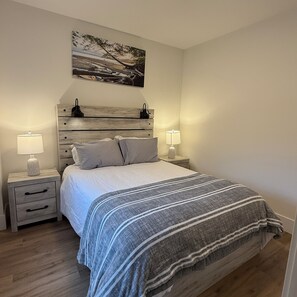 1 bedroom, in-room safe, travel crib, WiFi - Whispering Trees a quiet home in a forested area of Langford. (Victoria)