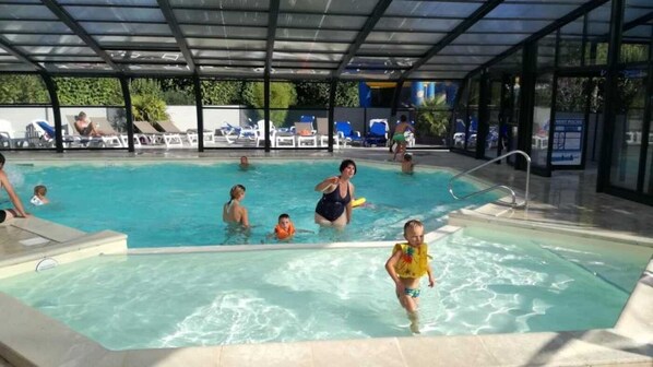Una piscina cubierta