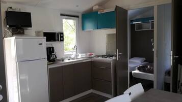 Fridge, microwave, stovetop, toaster