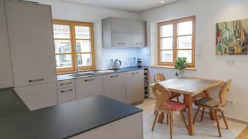 Frigorífico, horno, placa de cocina y lavavajillas