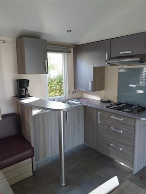 Kühlschrank, Mikrowelle, Herdplatte