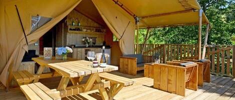 تناول الطعام بالخارج