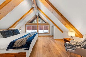 4 bedrooms, desk, iron/ironing board, travel cot