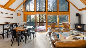 Un vaste espace de vie de style loft, doté d’un haut plafond, de grandes fenêtres, d’une cheminée et d’un coin salon confortable.