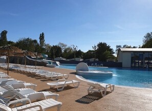 Indoor pool, a heated pool - ZEcamping 4 étoiles familial piscine couverte mobil-home BBQ 31m2 (Angles)