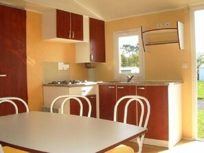 Fridge, microwave, stovetop - ZEcamping 4 étoiles familial piscine couverte mobil-home BBQ 31m2 (Angles)