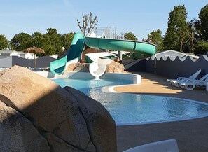 Indoor pool, a heated pool - ZEcamping 4* animé piscine couverte tente BBQ 16m2 4 pers (Angles)