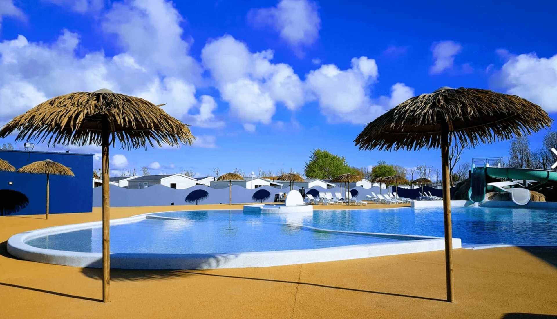 Een binnenzwembad en een verwarmd zwembad