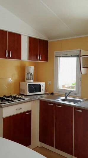 Kühlschrank, Mikrowelle, Herdplatte
