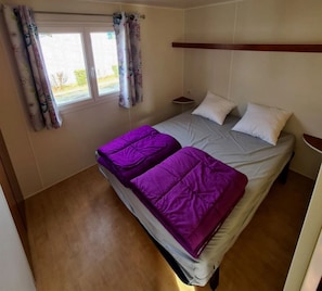 2 bedrooms, WiFi - ZEcamping 4 étoiles piscine couverte mobil-home BBQ 29m2 (Angles)