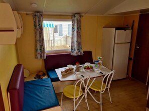 Dining - ZEcamping 4 étoiles piscine couverte mobil-home BBQ 29m2 (Angles)