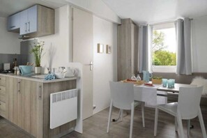 Réfrigérateur, micro-ondes, plaque de cuisson