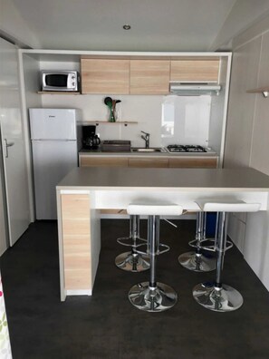 Réfrigérateur, micro-ondes, plaque de cuisson