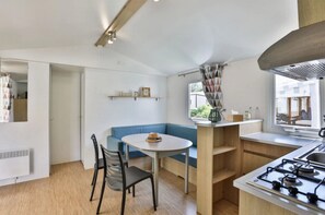Kühlschrank, Mikrowelle, Herdplatte