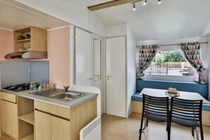 Fridge, microwave, stovetop