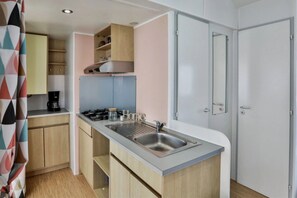 Fridge, microwave, stovetop