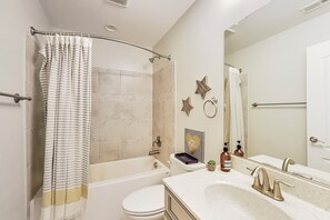 Douche, sĂšche-cheveux, serviettes fournies, savon