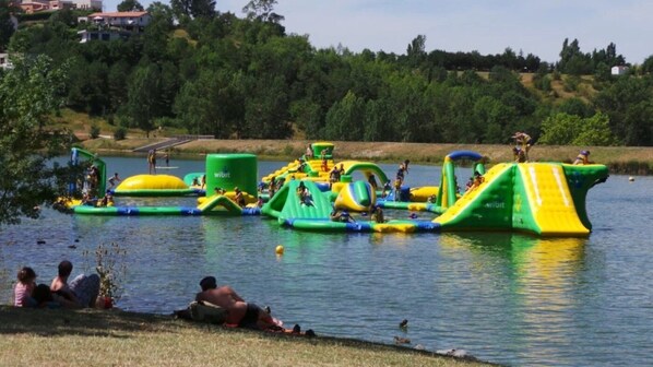 Un parc aquatique en plein air avec des toboggans gonflables et des structures de jeux.