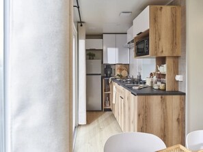 Réfrigérateur, micro-ondes, plaque de cuisson