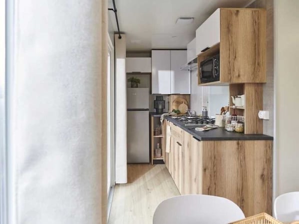 Fridge, stovetop