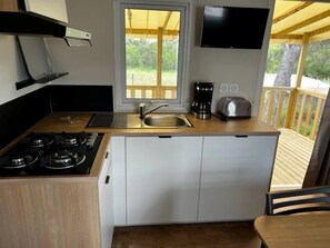 Fridge, microwave, stovetop - Camping 2 étoiles - Piscine  - ccb0fdi (Villeneuve-lès-Maguelone)