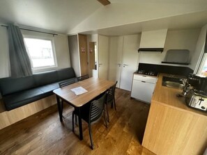 Fridge, stovetop - Camping 2 étoiles - Piscine - ccb0fea (Villeneuve-lès-Maguelone)