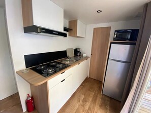 Kühlschrank, Mikrowelle, Herdplatte