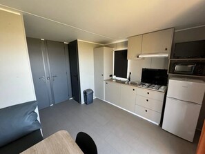 Fridge, microwave, stovetop, toaster - ZEcamping 2* piscine animaux acceptés mobil-home TV clim 25m2 4 pers (Villeneuve-lès-Maguelone)