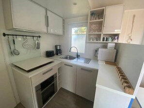 Kühlschrank, Mikrowelle, Herdplatte, Toaster