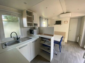 Kühlschrank, Mikrowelle, Herdplatte, Toaster