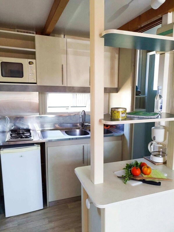 Refrigerador, microondas y parrilla de estufa 