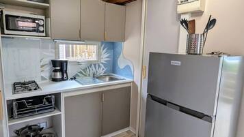 Réfrigérateur, micro-ondes, plaque de cuisson