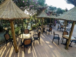 Outdoor dining - Camping 3 étoiles - Piscine  - ccb0fdh (Viggianello)