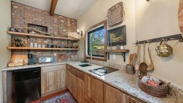Fridge, microwave, oven, coffee/tea maker