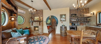 Hobbit House - Hot Tub - BBQ - Wifi - Fredericksburg