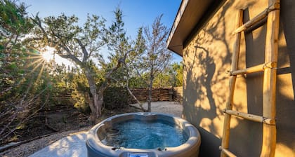 Hobbit House - Hot Tub - BBQ - Wifi - Fredericksburg