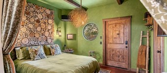 Hobbit House-HotTub-BBQ-Stars-Fredericksburg-Wild