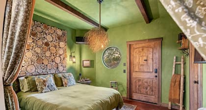 Hobbit House-HotTub-BBQ-Stars-Fredericksburg-Wild