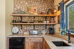 Fridge, microwave, oven, coffee/tea maker