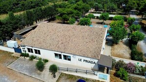 Un bâtiment avec un toit en tuiles et une enseigne indiquant « LE PINADA ».