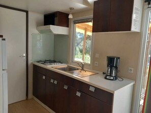 Fridge, microwave, stovetop - Camping 3 étoiles - Piscine  - ccb0fff (Fabrezan)