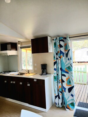 Refrigerador, microondas y parrilla de estufa