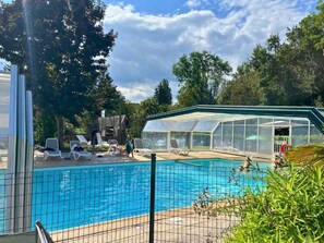 من حمّامات السباحة المغطاة