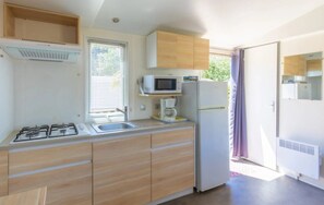 Kühlschrank, Mikrowelle, Herdplatte