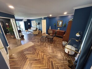 Smart TV, fireplace, computer monitors, printers