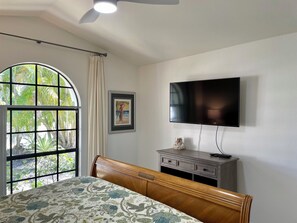 4 bedrooms, iron/ironing board, travel cot, free WiFi - South Facing-Lakeview-Naples Oasis-Private Pool-Hot Tub-10 mins to the Beach (Naples)