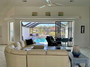 Smart TV, books - South Facing-Lakeview-Naples Oasis-Private Pool-Hot Tub-10 mins to the Beach (Naples)