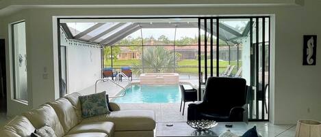 Een smart-tv en boeken