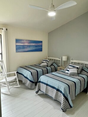 4 bedrooms, iron/ironing board, travel cot, free WiFi - South Facing-Lakeview-Naples Oasis-Private Pool-Hot Tub-10 mins to the Beach (Naples)