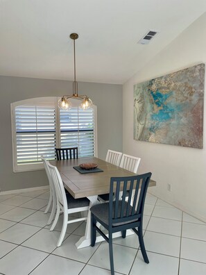 Dining - South Facing-Lakeview-Naples Oasis-Private Pool-Hot Tub-10 mins to the Beach (Naples)